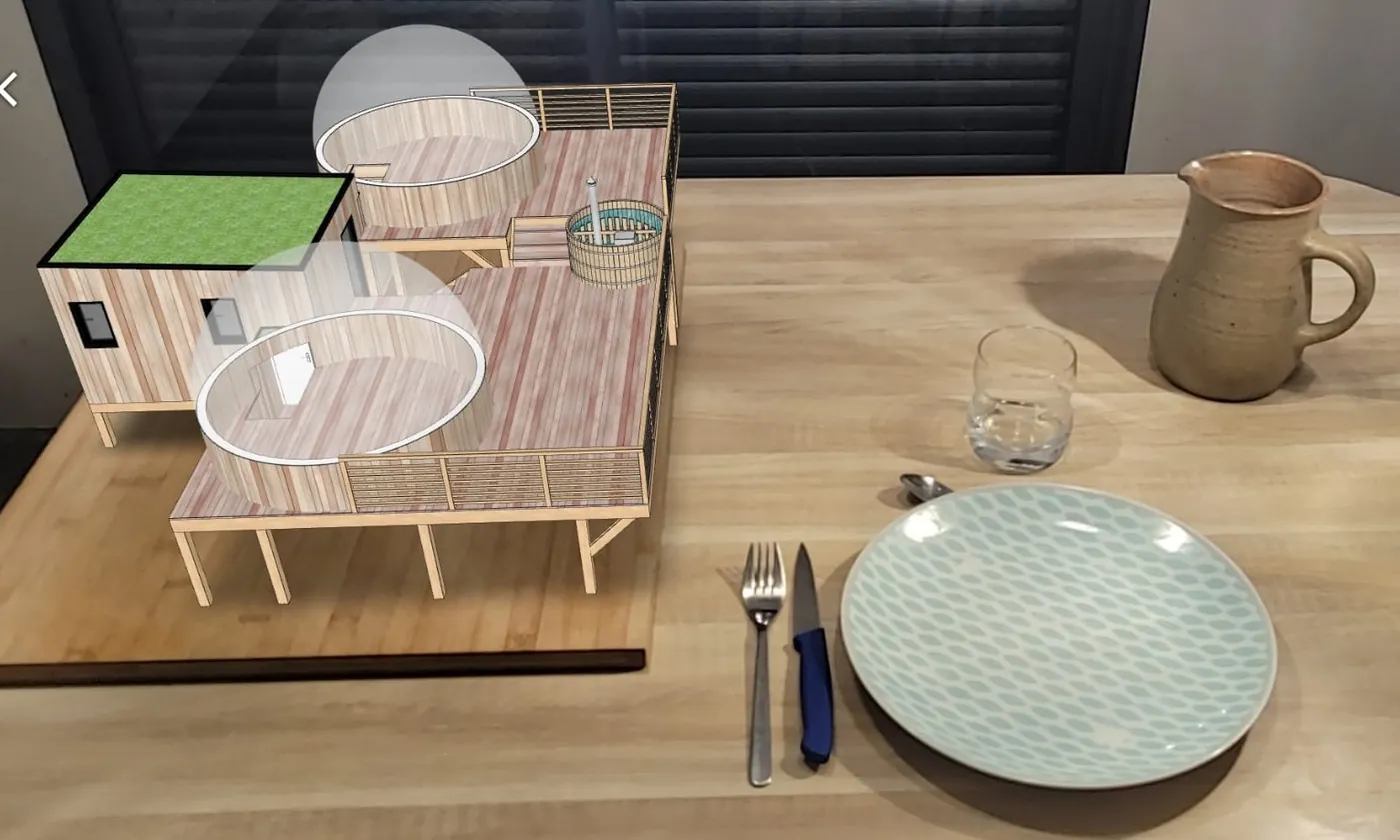 Un progetto SketchUp posato su un tavolo, visto da un telefono.